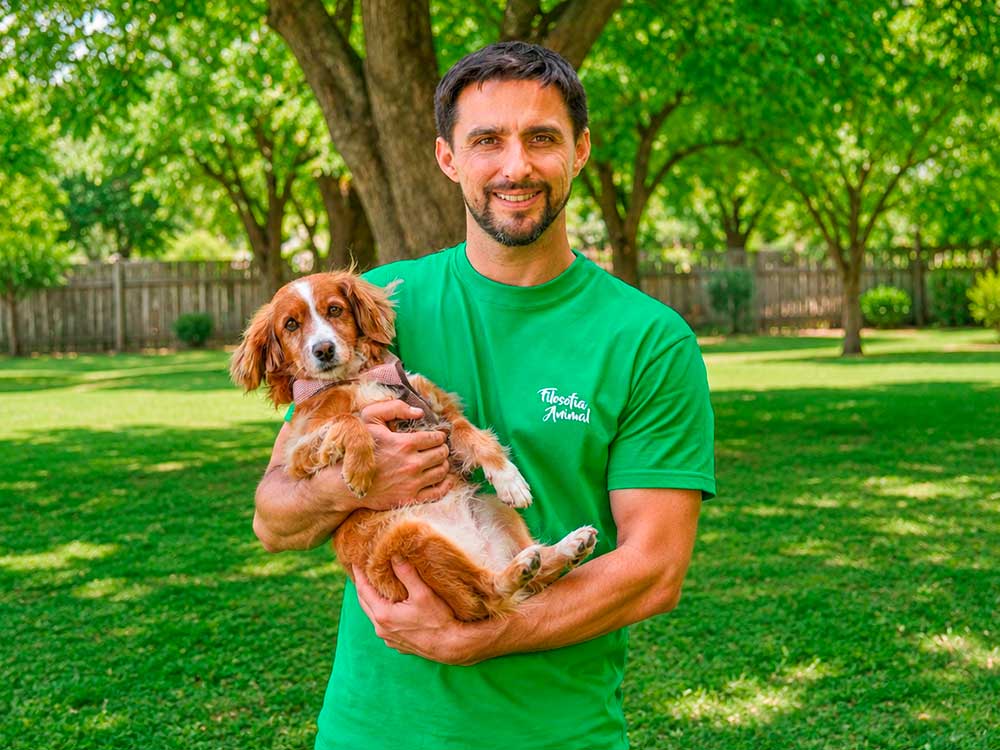 Juan, de Filosofía Animal, junto a un perro